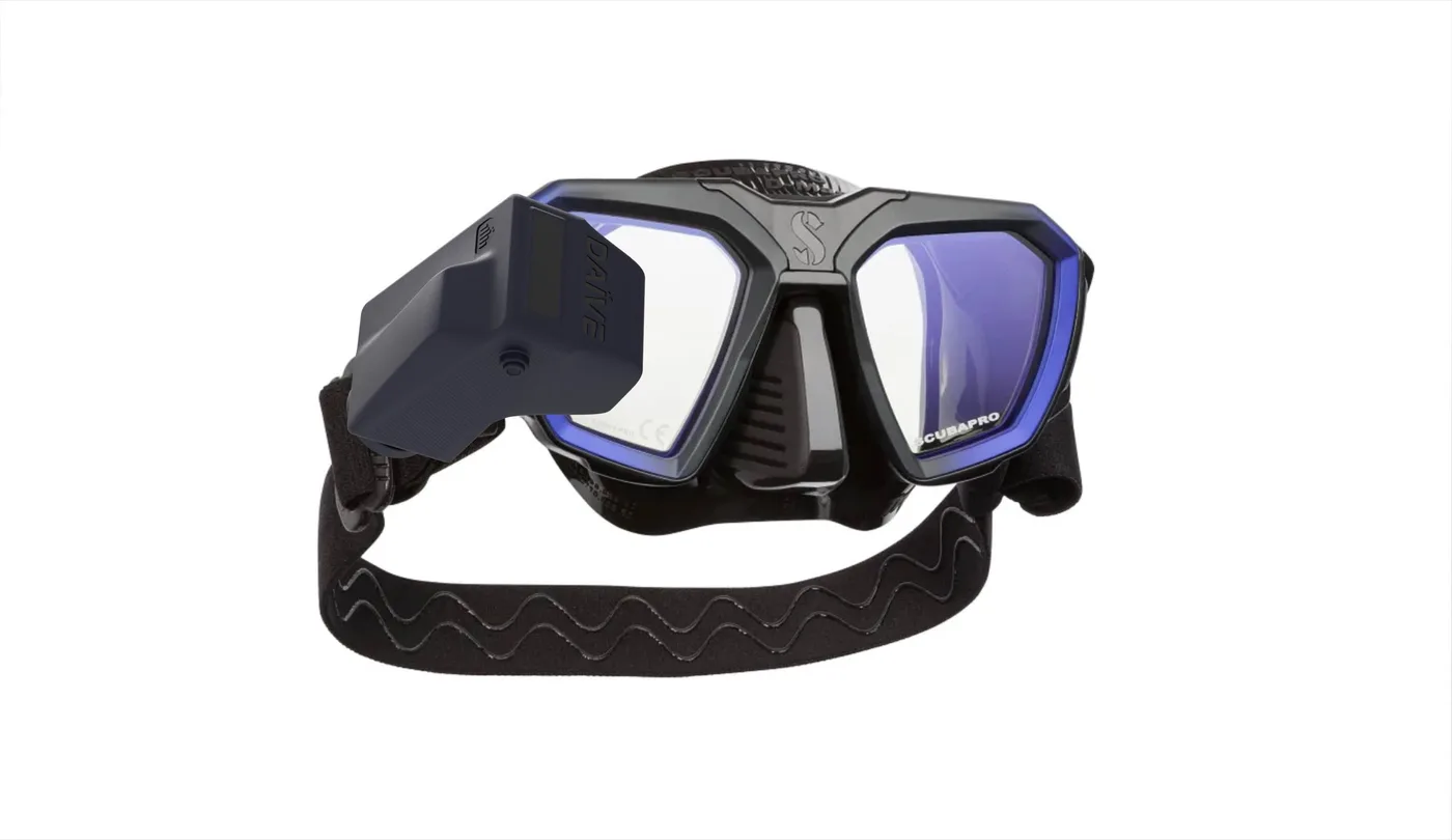 Side view of DAÏVE HUD mounted to a framed dive mask